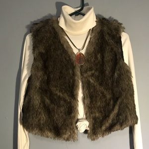 Lanshifel, crop fur vest.